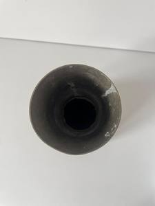 Vase à fleurs décoratif en aluminium fait main avec finition design floral pour intérieur de salon disponible au meilleur prix - Product Image 4