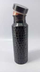 Botella de agua de cobre personalizada más vendida Artesanía natural hecha de cobre 100% cobre disponible en 950 ML de capacidad - Product Image 2