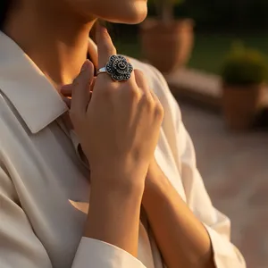 Anillo de cóctel con flor plateada y piedras de ónix negro para mujer, anillo ajustable vintage, joyería de uso diario - Product Image 2