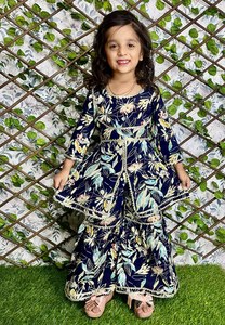 Le bambine indossano abiti da festa in arrivo 2024 gli ultimi pantaloni per bambine Kurti stampati in cotone etnico alla moda del sud asiatico - Product Image 2