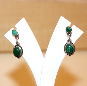 Boucles d'oreilles pendantes artisanales en argent sterling 925 du Népal avec malachite, élégantes pour un cadeau de studio de yoga - Product Image 3