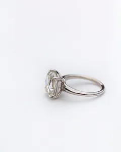 Anillos de diamantes de lujo asequibles a su alcance, un anillo de diamantes como una alianza de boda única disponible a un precio asequible - Product Image 4