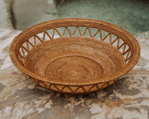 Bol à fruits en rotin fabriqué à la main de luxe Panier en osier naturel durable avec un design rond élégant idéal pour le pain aux fruits ou la décoration - Product Image 2