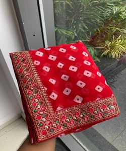 LOOK RICH GEORGETTE RAJWADI BANDHEJ IMPRIMÉ AVEC BRODERIE TRAVAIL SAREE AVEC CHEMISIER NON COUDU VÊTEMENTS DE MARIAGE PRIX DE GROS - Product Image 4