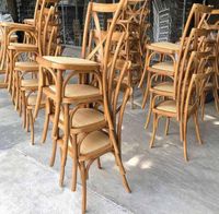 Chaises de réception de luxe dorées pour banquets, chaises de salle à manger en bois à dossier croisé pour restaurants et hôtels à prix de gros