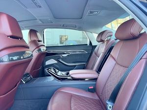 Magnifique Audi S8 4.0T quattro bleue 2023 d'occasion avec toit ouvrant, pack exécutif, démarrage à distance, sièges en cuir, jantes en alliage, navigation - Product Image 6