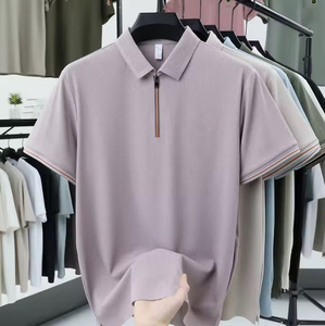 Collection d'été de luxe OEM pour homme : Polo à demi-manches avec fermeture éclair, en tissu tricoté de soie, motif imprimé décontracté chic sur le devant - Product Image 3