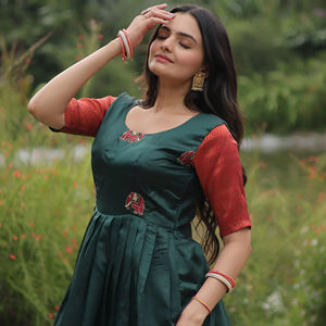 Premium Banarasi Jacquard vestido de seda con diseñador tejido textura cuello redondo medias mangas algodón interior listo para compradores B2B - Product Image 1