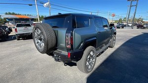 LIMPIO USADO 2024 GMC H U m E R EV SUV 3X AWD - Product Image 2