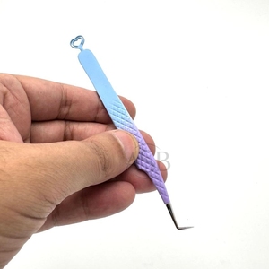 Pince à cils bicolore à poignée diamantée avec logo personnalisé Pince à cils en acier inoxydable durable Pointe en fibre pointue à 90 degrés Conception en forme de cœur - Product Image 3