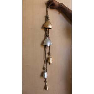Carillon suspendu vintage en or et argent à 5 clochettes, 82 cm, avec claquettes en bois, décoration de Noël - Product Image 2