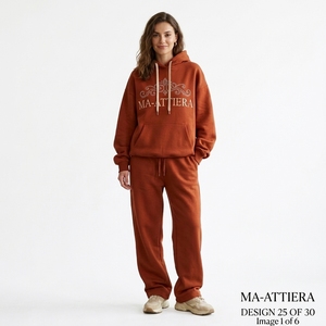 Conjunto de Sudadera con Capucha y Pantalones Jogger para Mujer, Personalizado, Color Marrón Óxido, con Gráficos de Pedrería, de Algodón y Felpa, Estilo Urbano Oversize, Venta al por Mayor OEM - Product Image 1