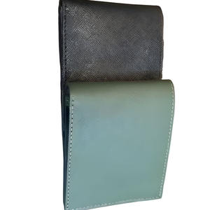 Cartera Bifold Minimalista Clásica en Negro y Verde Salvia Sutil para Hombre con Acabado Texturizado Saffiano y Ranuras Interiores para Tarjetas - Product Image 1
