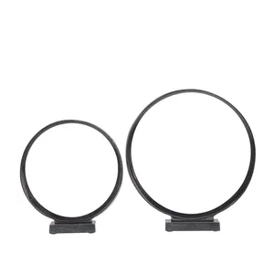 Sculptures géométriques en aluminium gris Bases modernes Sculpture polie Ces sculptures présentent des anneaux métalliques entrecroisés - Product Image 4