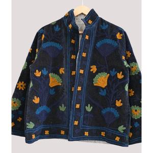 Veste en velours de luxe pour femme, occasions hivernales, broderie florale matelassée, style ethnique contemporain, écologique, respirante, séchage rapide - Product Image 2