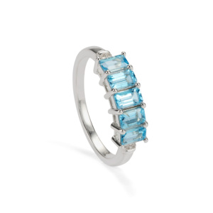 Bague en topaze bleue suisse taille poire 1,65 ct avec accents de zircon blanc, plaqué rhodium, argent sterling - Product Image 1
