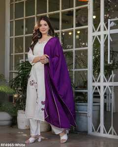 Ensemble de costume ethnique trois pièces pour femme avec bas brodé en rayonne de viscose Kurti et soie Chinon Dupatta - Product Image 4