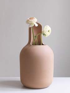 Vase à fleurs en métal au design unique avec une forme créative sculpturale qui apporte sophistication et style modernes à tout espace de vie - Product Image 6