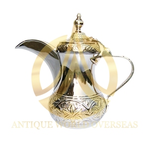 Cafetière arabe Dallah en laiton artisanal avec un design décoratif élégant pour le service traditionnel du Gahwa à la maison, à l'hôtel ou dans le Majlis - Product Image 3