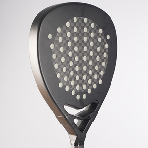 Raquettes de padel spécialisées dans la fabrication artisanale où chaque détail est soigné au maximum pour offrir un fini unique. - Product Image 5