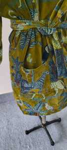 Túnica de terciopelo con estampado de jungla de luxurions, kimono unisex con estampado de animales, envoltura con cinturón, bata inspirada en Safari en felpa verde oliva - Product Image 2