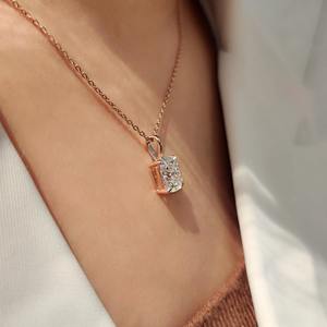Colgante Solitario de Diamante Cultivado en Laboratorio con Corte Cojín de 2.00 Quilates Certificado por IGI, Engaste de Garra, Chapado en Oro 10K/14K/PT950/S925 - Product Image 4