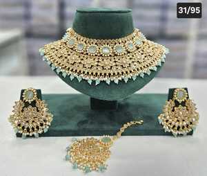 Ensemble de bijoux de mariée royale avec collier ras du cou boucles d'oreilles et Maang Tikka meilleur choix pour les mariées lors d'événements festifs - Product Image 6