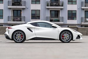 Emira V6 First Edition 2024 USADO, Bajo Kilometraje, Motor en Buen Estado, Transmisión Automática, Techo Panorámico, Faros LED, Listo para Enviar - Product Image 3