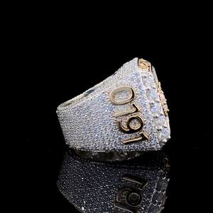 Anillo personalizado de Hip Hop de diseñador para hombre en oro amarillo de 14 Kt con diamantes de corte redondo cultivados en laboratorio con claridad VVS mejorada - Product Image 5