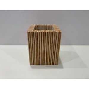 Porte-stylo et porte-crayon en bois de qualité supérieure au design carré idéal pour l'organisation et le rangement du bureau - Product Image 3