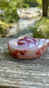 Anneaux en résine acrylique de forme ronde, fabriqués à la main, anneaux d'amour pour femmes, bijoux de fête, vente en gros au meilleur prix - Product Image 2