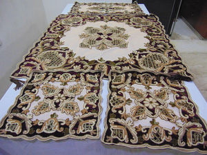 Camino de mesa bordado a mano Crewel, mantelería artesanal India hecha a mano con intrincados diseños florales de lana para una cena elegante - Product Image 3