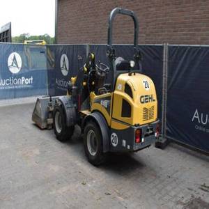 Chargeuse sur pneus compacte articulée Gehl AL 440, pelle avant diesel, 0,7 tonne, moment de charge élevé, 44,7 kW, pour ferme et jardin - Product Image 6