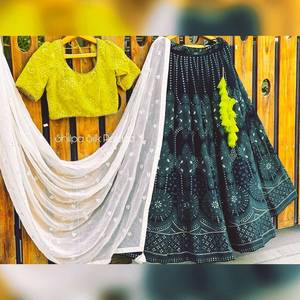 Magnifique ensemble Lehenga-Choli en satin de soie malais, robe prête à l'emploi brodée Lehenga Choli de créateur indien - Product Image 2
