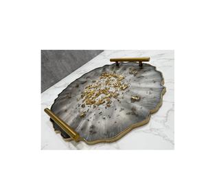 Grand plateau de service en résine avec poignée métallique durable, léger et fonctionnel pour un service quotidien régulier ou un hébergement occasionnel - Product Image 1