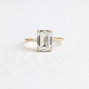 Anillo de Compromiso de Plata 925 con Moissanita Corte Esmeralda Vintage, Elegante y Atemporal - Product Image 1