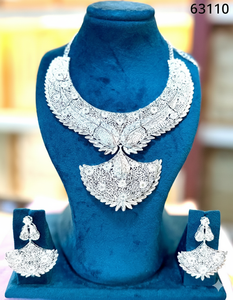 Conjunto de Collar Largo con Acabado Dorado de Lujo con Cadena de Filigrana y Aretes Colgantes con Borlas, Joyería de Diseño para Bodas, Modelo 63105 - Product Image 6