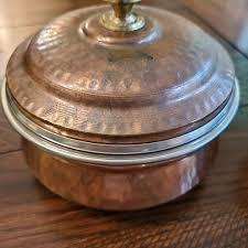 Casserole décorative en or martelé moderne Aura avec couvercle pour présentation de service et de repas de mariage - Product Image 4