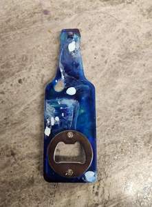 Abrebotellas funcional de resina y metal con detalles de resina coloridos adecuados para fiestas y eventos temáticos - Product Image 6