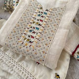 Ensemble élégant de pantalons Kurti Dupatta en coton pur et doux brodé de col et de manches, pantalon en coton imprimé avec dentelle et Butti Dupatta - Product Image 4