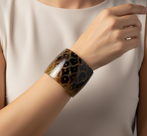 Brazalete de Cuerno de Búfalo con Patrón de Quemado Hecho a Mano |   Joyería de Cuerno Natural |   Brazalete Ecológico Hecho a Mano para Mujer - Product Image 5