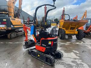 Miniexcavadora Kubota U10-5 tipo oruga, color rojo, con accesorio rompedor de rocas Daemo B50, precio asequible, en venta. - Product Image 4