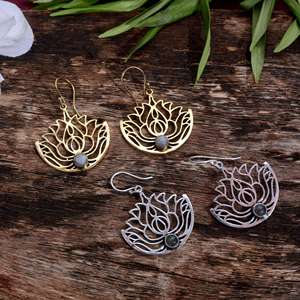 ต่างหูห่วงดอกบัวทองเหลืองชุบสีทองและสีเงินแบบวินเทจดีไซน์แบบลูกไม้พร้อมการตั้งค่าตัวเรือน - Product Image 4