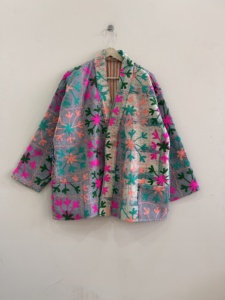 Veste kimono courte vintage faite à la main en tissu Suzani Kantha, style bohème pour femmes - Product Image 2