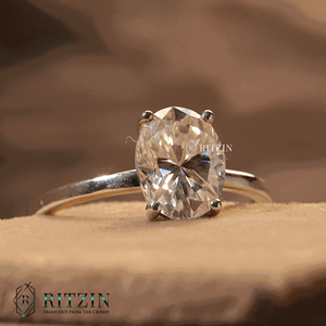 Bague de fiançailles style solitaire en diamant taille ovale pour femme - Product Image 1