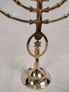 Ménorah de Hanoucca en laiton sans flamme, faite à la main, porte-bougie, design traditionnel en filigrane, texture classique, judaïca pour la maison - Product Image 4