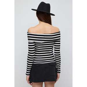 Blusa Elegante con Hombros Descubiertos, Diseño Casual, Tejido de Viscosa y Algodón, Talla Única para Mujer, Logotipo Frontal, Corte Ajustado - Product Image 5