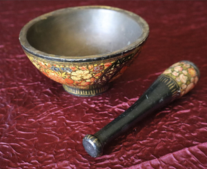 Mortero y Maja Tradicionales de Latón, Khal Batta, Hamam Dasta, Molinillo de Especias y Hierbas, Utensilios de Cocina de la India - Product Image 3