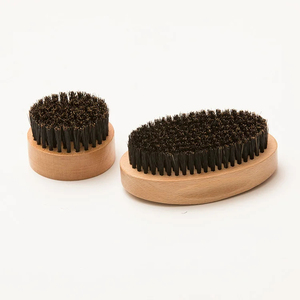 Brosse à barbe en bois MORGANS INDUSTRIES avec poils naturels, design écologique et adapté aux voyages, pour le soin des poils du visage - Product Image 1
