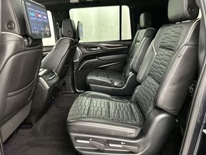 รถยนต์อเนกประสงค์ SUV ครอสโอเวอร์ รุ่น E-SCALADE ESV SPORT PLATINUM ปี 2023 สีเทา ขับเคลื่อนสี่ล้อ 4WD ความจุถังน้ำมัน 28 แกลลอน ระยะทางวิ่ง 18 ไมล์ต่อแกลลอน เครื่องยนต์ 6.2L V8 420 แรงม้า เกียร์อัตโนมัติ ใช้งานได้อย่างเหมาะสม - Product Image 3